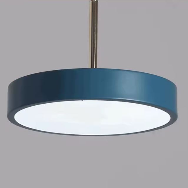 Vue rapprochée d'une suspension plate bleue avec tige dorée, idéale pour un éclairage contemporain et élégant.