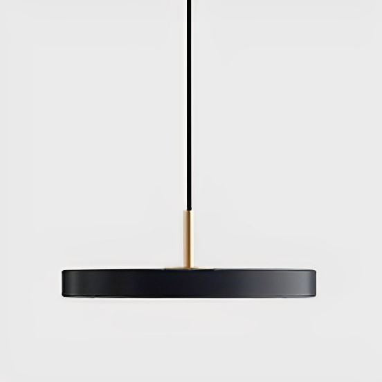 Suspension plate noire minimaliste avec une tige dorée, idéale pour un intérieur contemporain et élégant.