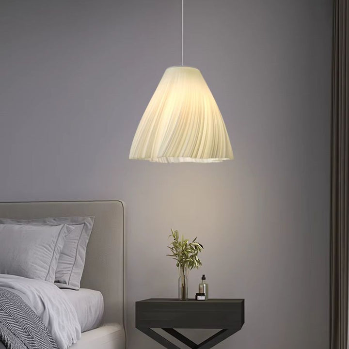 Suspension plissée aux lignes fluides dans une chambre moderne, pour une ambiance minimaliste douce et élégante