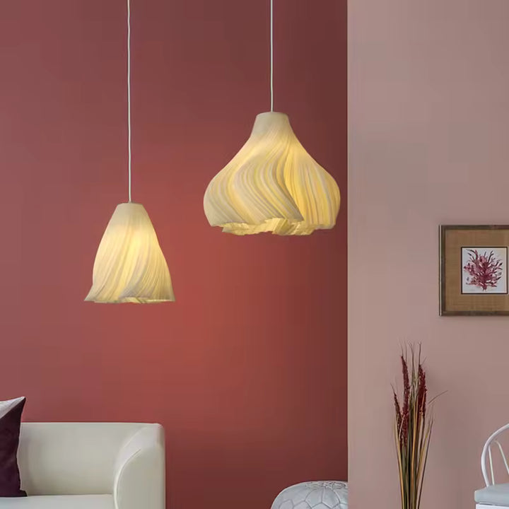 Suspensions plissées aux lignes fluides dans un intérieur contemporain, avec une lumière chaleureuse et décorative