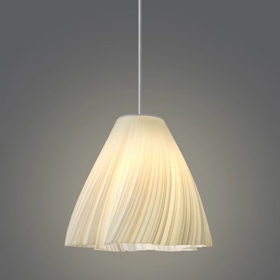 Suspension plissée diffusant une lumière douce, avec une silhouette fluide au style contemporain et raffiné