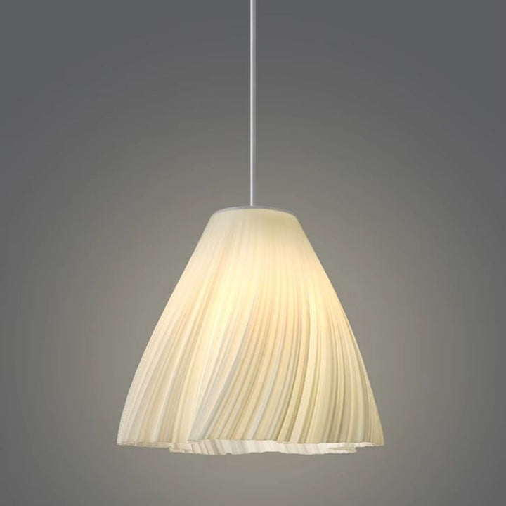 Suspension plissée diffusant une lumière douce, avec une silhouette fluide au style contemporain et raffiné