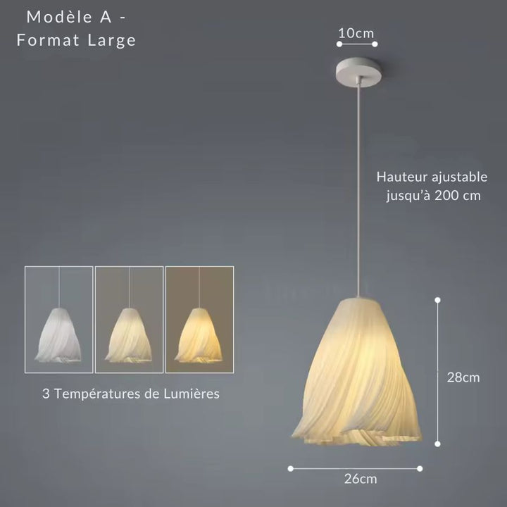 Suspension modèle A en grand format, avec une silhouette conique souple et des plis au dessin minimaliste