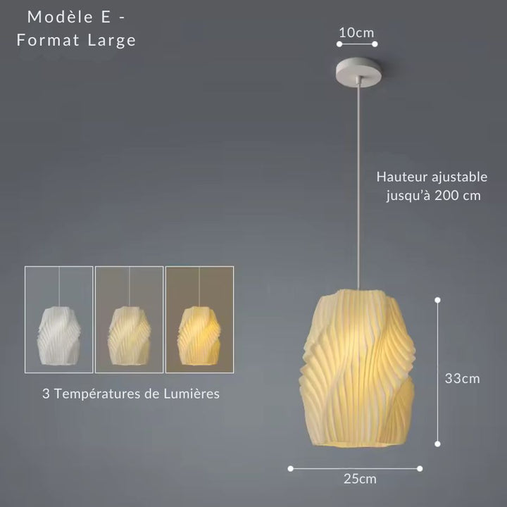 Grand modèle E aux plis verticaux sculptés, avec une forme haute et graphique au design contemporain