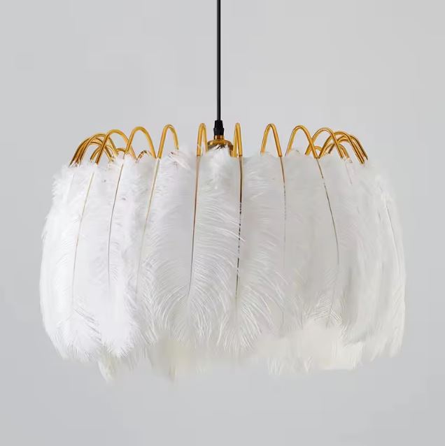 Suspension plume blanche dorée au style raffiné, avec une allure douce et esprit boutique hôtel.