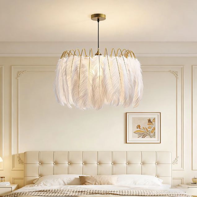Suspension en plumes blanches et métal doré dans une chambre, au style élégant et délicatement romantique.