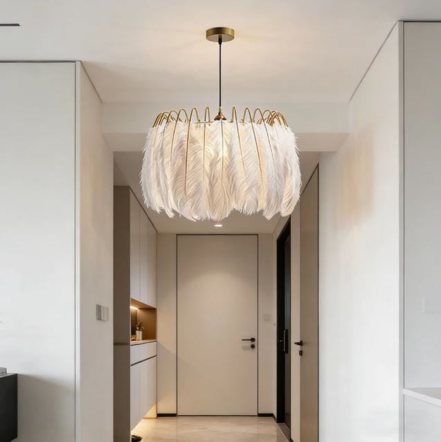 Suspension à plumes blanches et cerclage doré dans une entrée, au style moderne et délicatement sophistiqué.