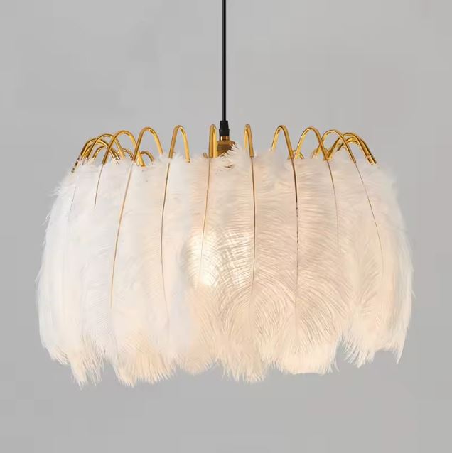 Suspension à plumes blanches et structure dorée, au charme glamour et contemporain.