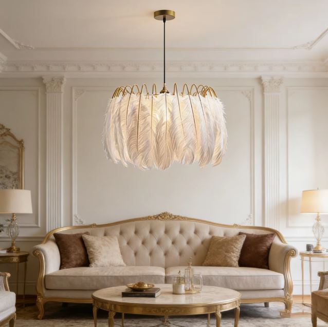 Suspension en plumes blanches et finition dorée dans un salon, au style classique chic et aérien.