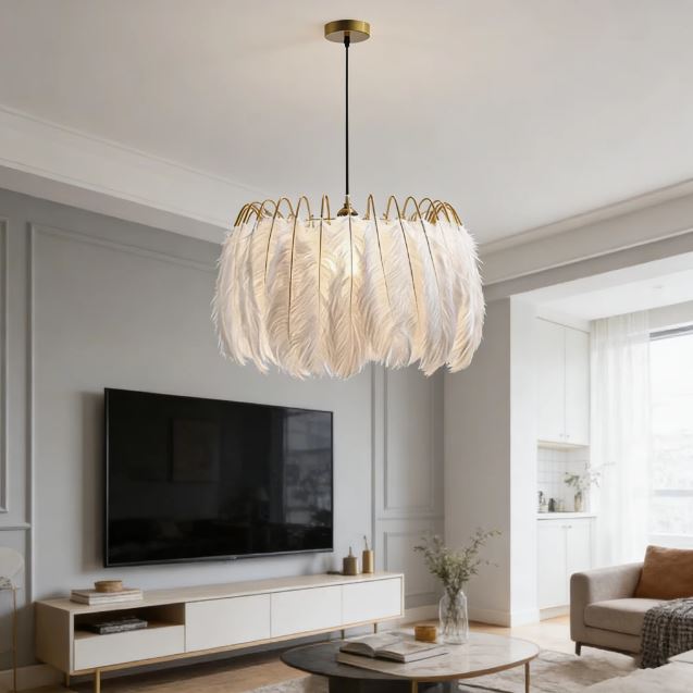 Suspension en plumes blanches et métal doré dans un salon, au style minimaliste chic et feutré.