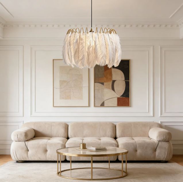 Suspension à plumes blanches dans un salon, esprit luxe doux entre design glamour et élégance contemporaine.