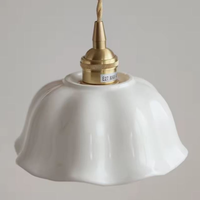Zoom sur la suspension blanche en porcelaine en forme de fleur, au style bohème raffiné, compatible avec ampoule E27 standard.