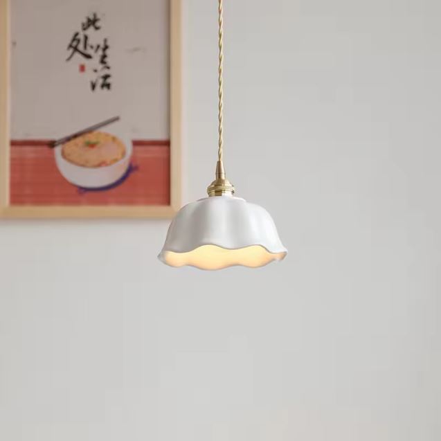 Suspension blanche en porcelaine en forme de fleur, parfaite pour une ambiance japonaise ou minimaliste dans une pièce épurée.
