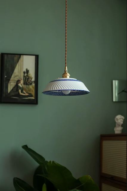 Suspension en porcelaine blanche nervurée à frise florale bleue, parfaite pour un intérieur classique, vintage chic ou inspiré du style japonais.