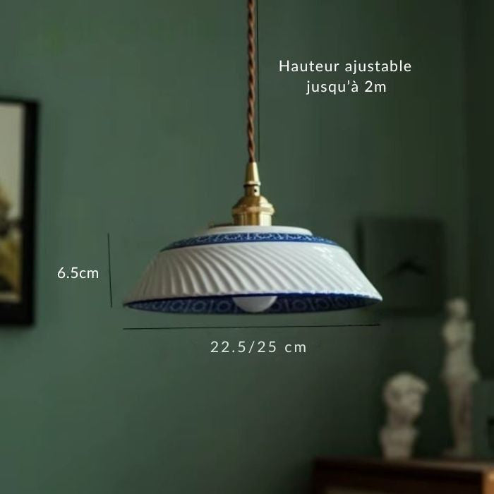 Suspension en porcelaine blanche nervurée à frise florale bleue, hauteur ajustable jusqu’à 2 m, adaptée pour un différents styles d'intérieur.