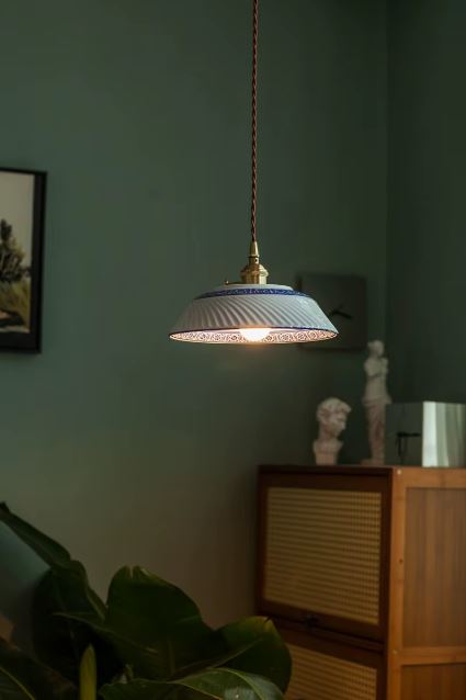 Suspension en porcelaine blanche nervurée à frise florale bleue, idéale pour un style ancien, romantique ou contemporain.