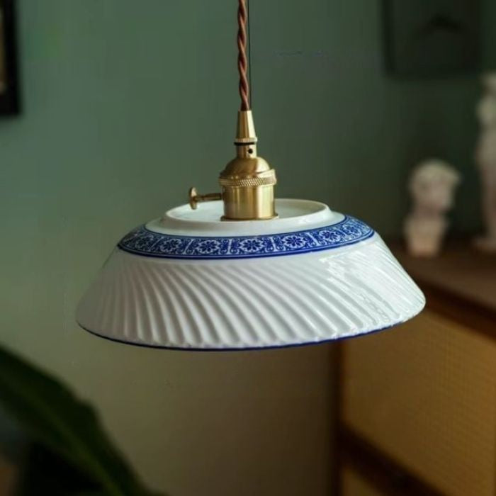 Suspension en porcelaine blanche nervurée à frise florale bleue, mêlant style néo-vintage et influences japonaises pour une décoration élégante.