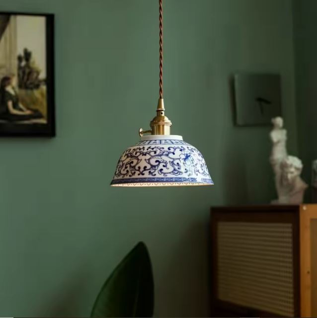 Suspension en porcelaine blanche aux tracés bleus délicatement ouvragés, idéale pour un intérieur vintage raffiné ou un décor campagne chic.