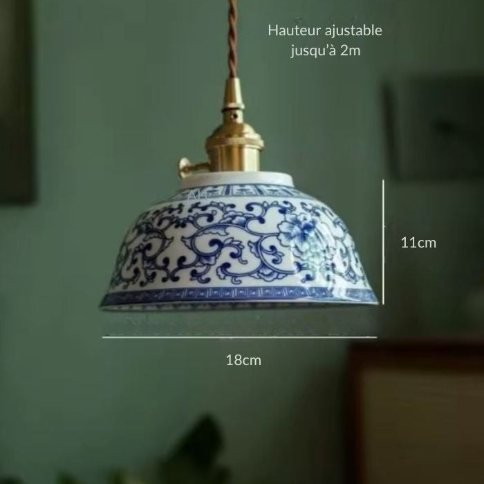 Suspension en porcelaine blanche aux tracés bleus délicatement ouvragés, présentée avec ses dimensions pour un style vintage raffiné et décoratif.