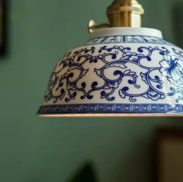 Suspension en porcelaine blanche aux tracés bleus délicatement ouvragés, gros plan sur les motifs pour un style vintage élégant et inspiré de l’artisanat.