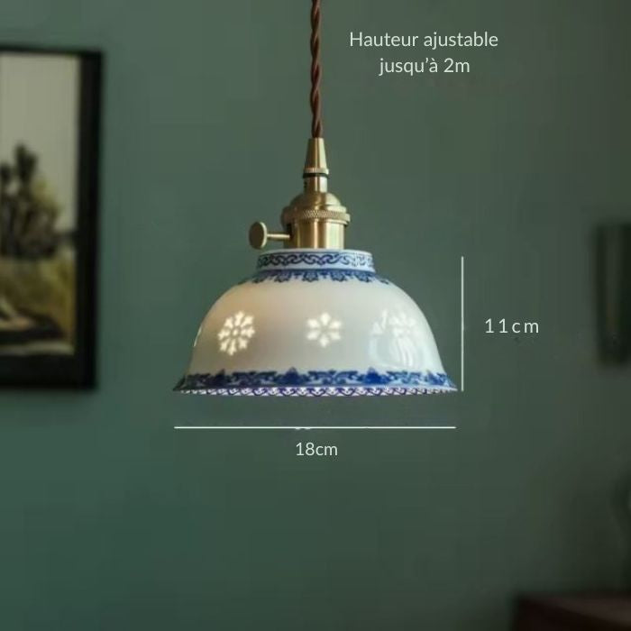 Suspension en porcelaine fine aux arabesques bleues ajourées, présentée avec ses dimensions pour un style vintage élégant et artisanal.