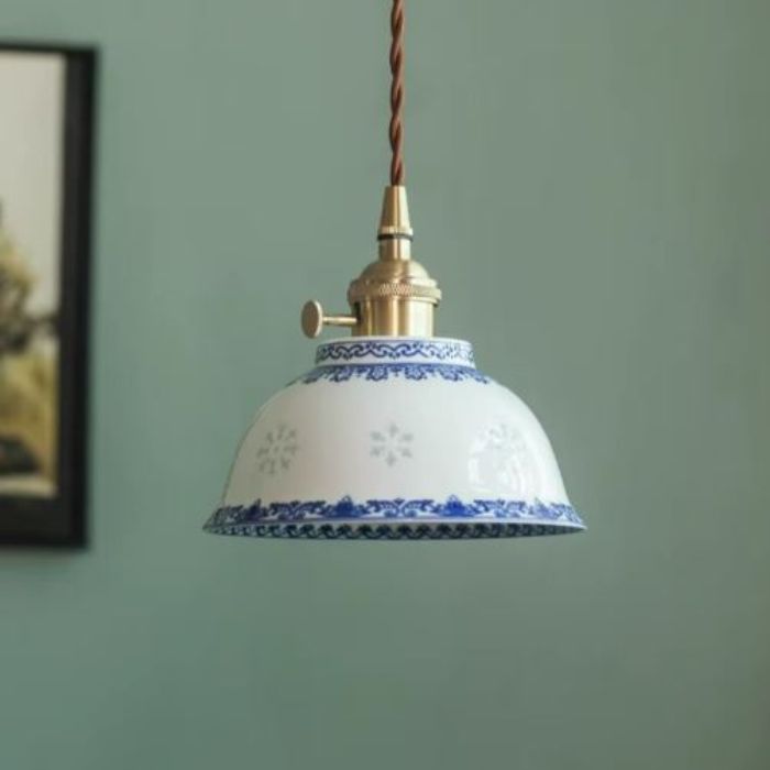 Suspension en Porcelaine Fine aux Arabesques Bleues Ajourées