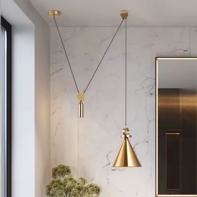 Suspension poulie avec abat-jour doré conique, un luminaire design parfait pour une décoration moderne et raffinée.