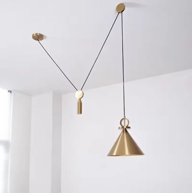 Suspension poulie minimaliste en laiton, idéale pour un intérieur contemporain avec un éclairage élégant.