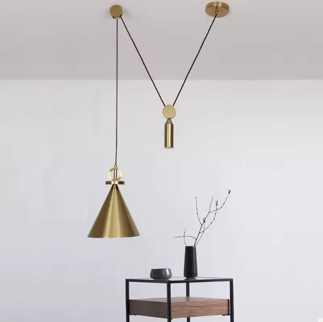 Suspension poulie en laiton avec abat-jour conique, un luminaire minimaliste et élégant pour un intérieur contemporain.