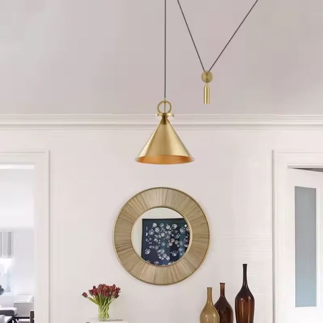 Suspension poulie en laiton doré élégante, idéale pour un intérieur moderne avec des accents décoratifs.