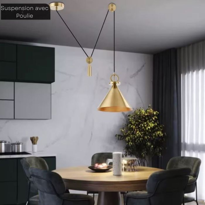 Suspension poulie en laiton doré, idéale pour illuminer une salle à manger moderne avec un design élégant et fonctionnel.