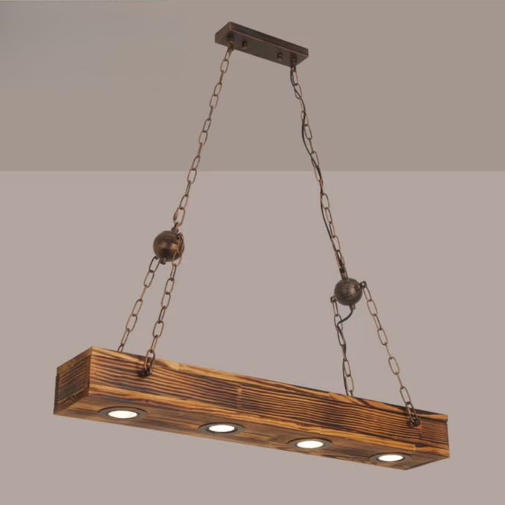 Suspension en poutre de bois à quatre spots encastrés, avec chaînes métalliques au style industriel vintage