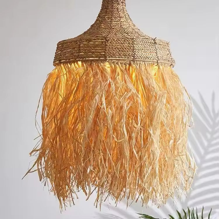 Suspension en raphia tressé à longues franges, au style bohème naturel et artisanal