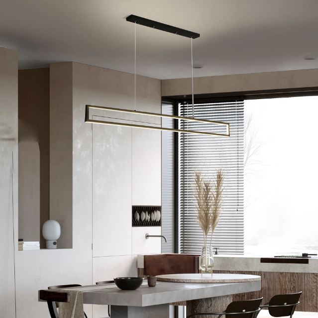 Suspension rectangulaire moderne suspendue au-dessus d’un îlot de cuisine épuré, idéale pour un intérieur lumineux et contemporain.
