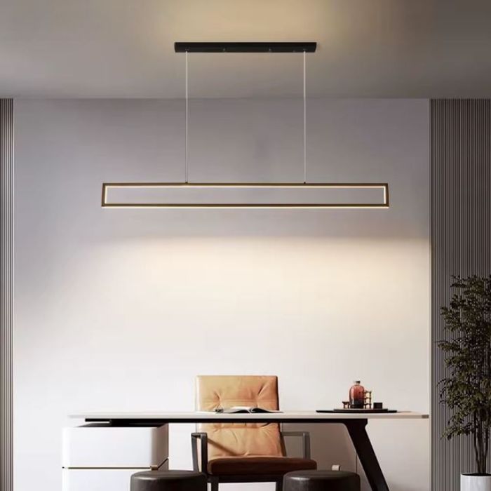 Suspension rectangulaire installée au-dessus d’un bureau contemporain, idéale pour un éclairage ciblé et élégant en espace de travail.