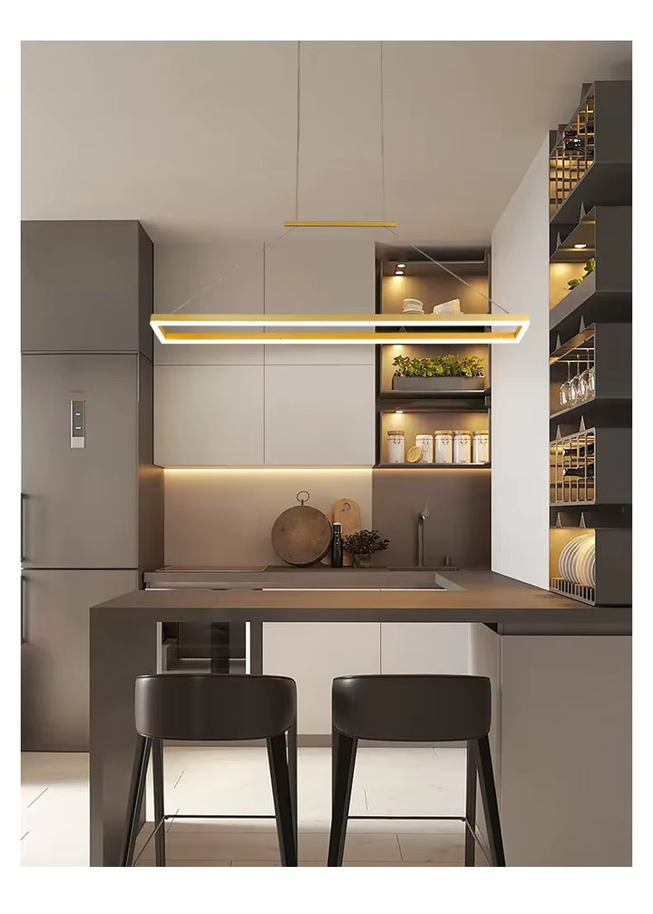 Suspension rectangulaire LED dorée au style contemporain raffiné, suspendue au-dessus d’un comptoir de cuisine