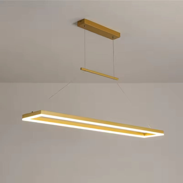Suspension rectangulaire LED dorée au design géométrique et minimaliste, présentée seule sur fond clair