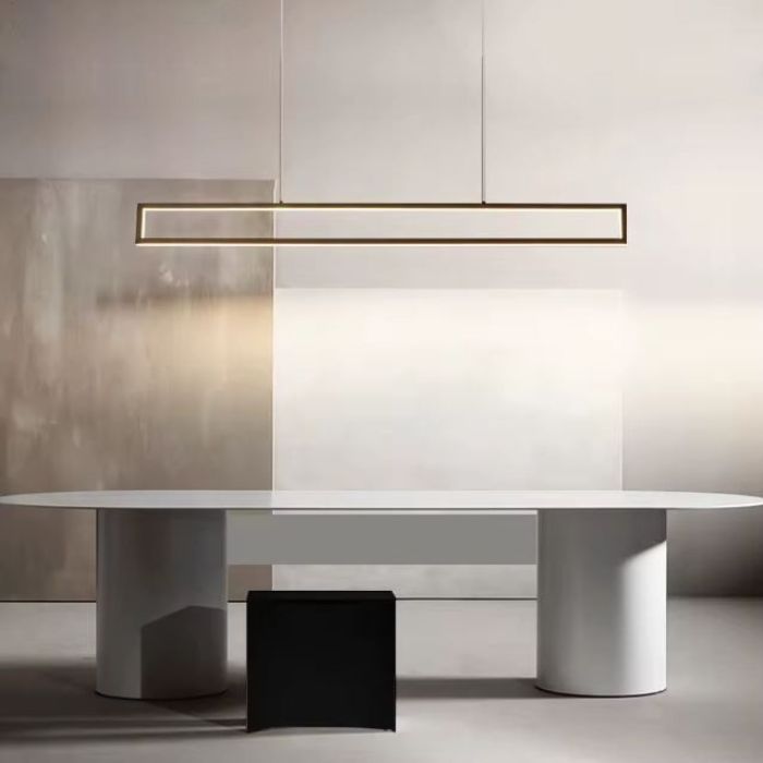 Suspension rectangulaire au design minimaliste, idéale pour éclairer avec élégance une table de salle à manger contemporaine et épurée.