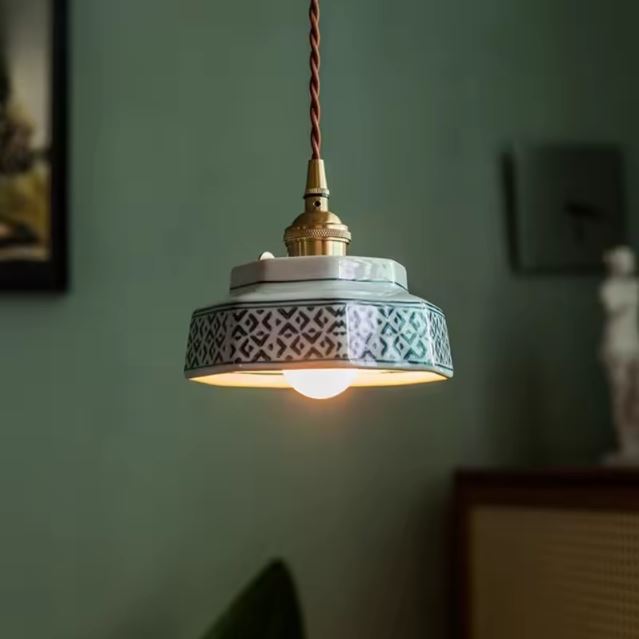 Suspension rétro en céramique émaillée à motifs géométriques, design vintage, style scandinave, lumière chaleureuse et élégante pour intérieur moderne.