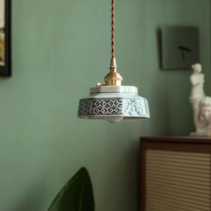 Suspension rétro en céramique émaillée avec motifs géométriques, un éclairage vintage et élégant pour moderniser n'importe quel salon ou espace intérieur.
