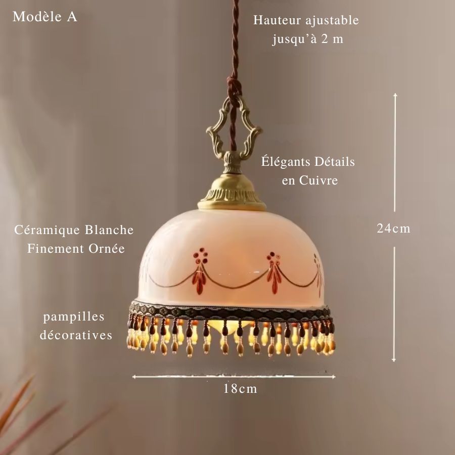 Suspension rétro en céramique blanche avec pampilles décoratives et détails cuivrés, esprit vintage raffiné