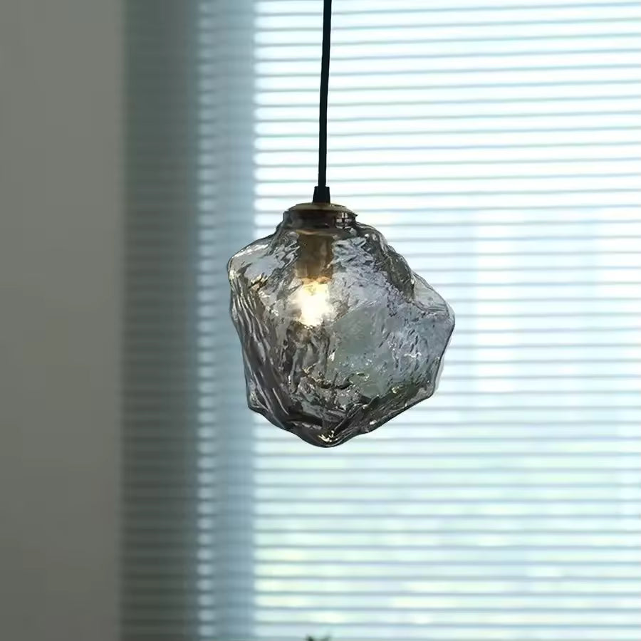 Verre fumé texturé et silhouette rocheuse caractérisent cette suspension au style minéral, organique et contemporain