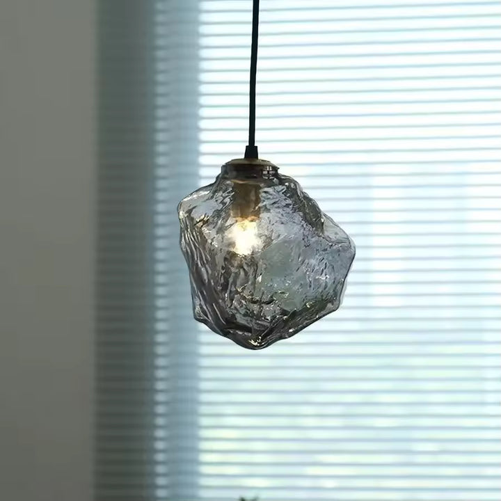 Verre fumé texturé et silhouette rocheuse caractérisent cette suspension au style minéral, organique et contemporain