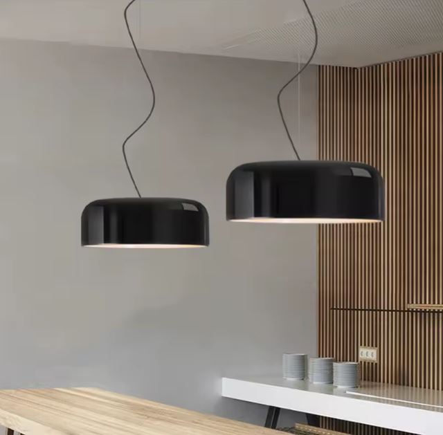 Duo de suspensions rondes noires dans une cuisine au style japonais épuré, alliant minimalisme, bois clair et élégance.