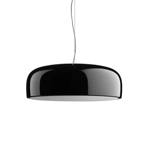 Suspension ronde noire laquée au style contemporain, idéale pour une cuisine moderne ou une salle à manger épurée.