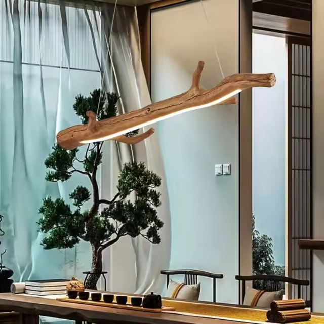 Suspension rondin de bois lumineuse pour un éclairage design et naturel, idéale pour un intérieur zen et apaisant.