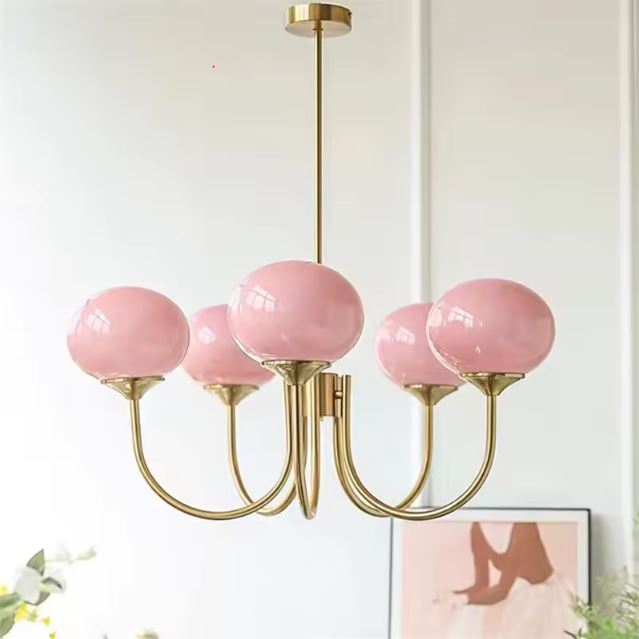 Suspension rose à boules en verre et structure laiton, parfaite pour une ambiance art déco ou un intérieur glamour moderne.
