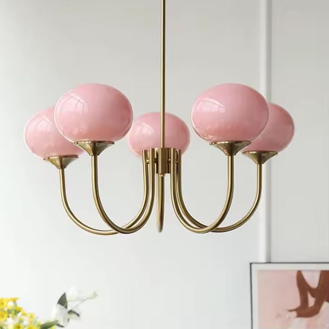 Suspension rose à cinq boules en verre et laiton, design rétro inspiré des années 50, idéale pour un intérieur tendance.