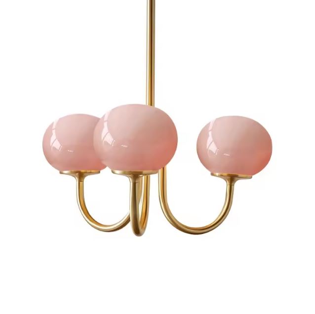 Suspension rose multiglobe en verre et laiton, alliant élégance vintage et douceur pastel pour une décoration raffinée.