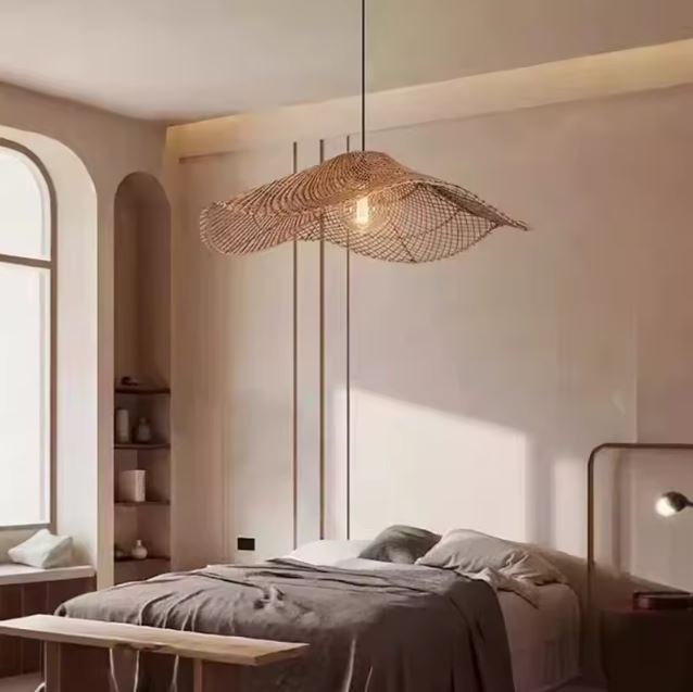 Suspension en rotin aérienne au style wabi-sabi, luminaire naturel et apaisant pour une chambre chaleureuse.